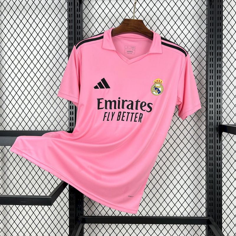 قميص ريال مدريد 25-26 الوردي بإصدار خاص